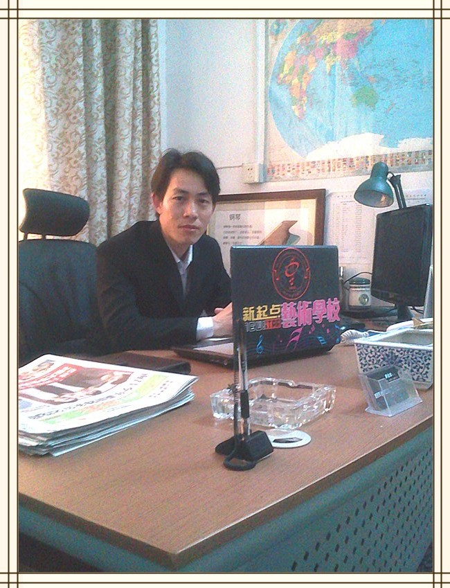 南昌航空大大学音乐系主任廖金雄先生,亲自坐