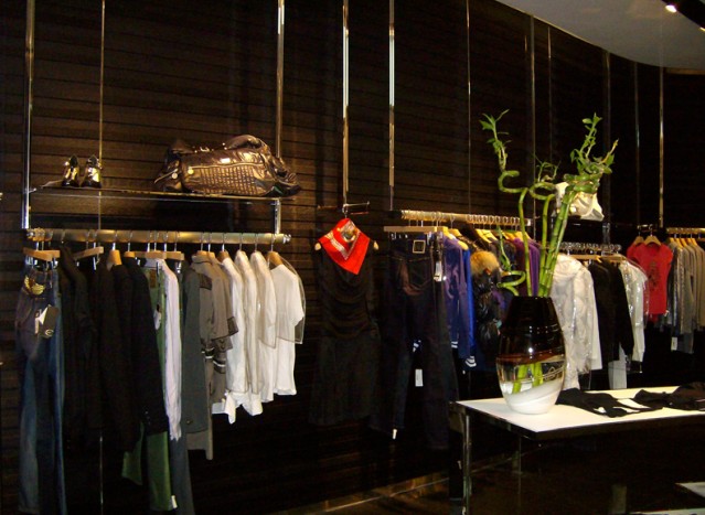 休闲服装店设计装修应该从大局入手装修-公司动