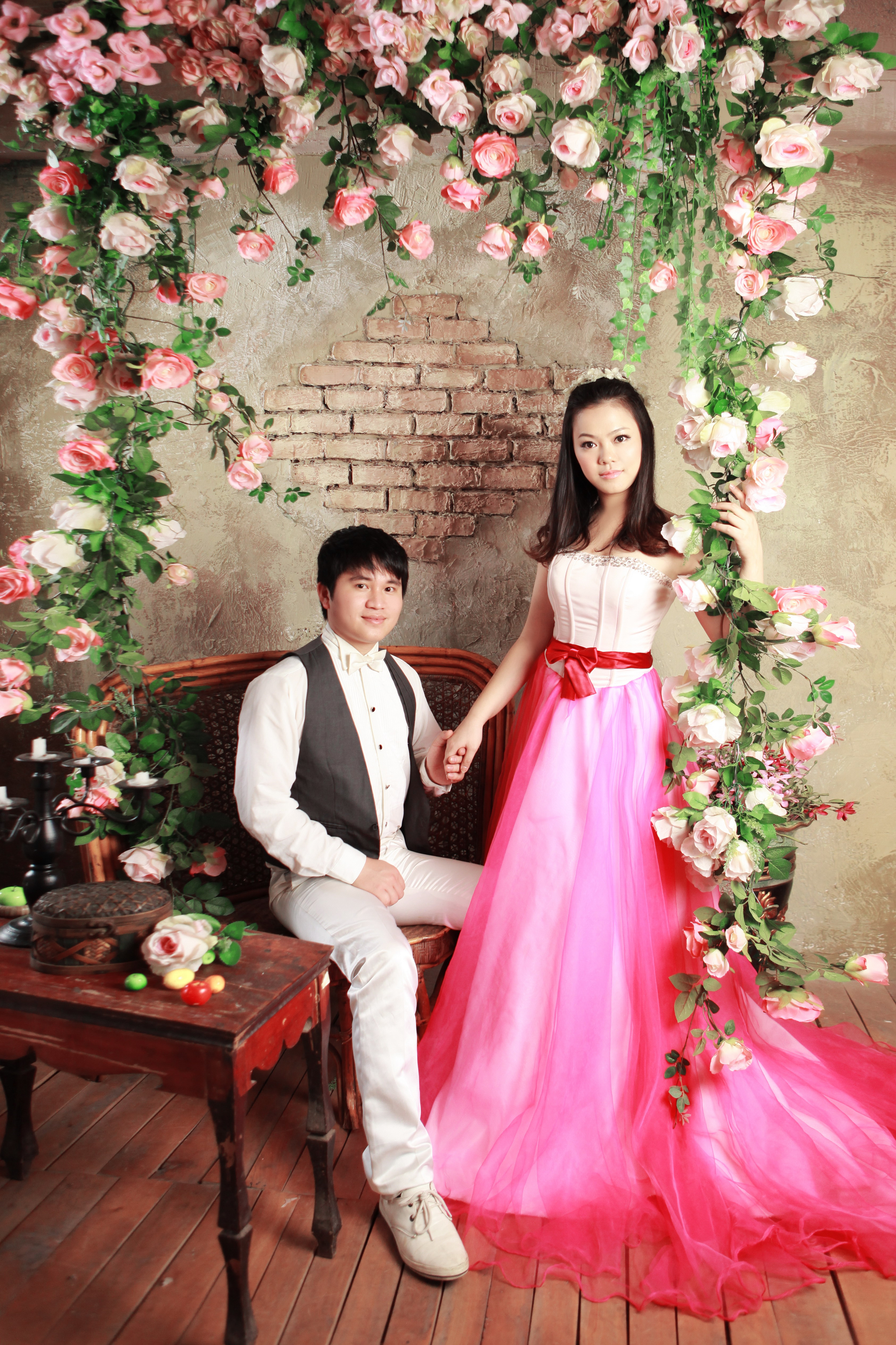 两张竖版婚纱相片合成到一张横版相片里面- 艺