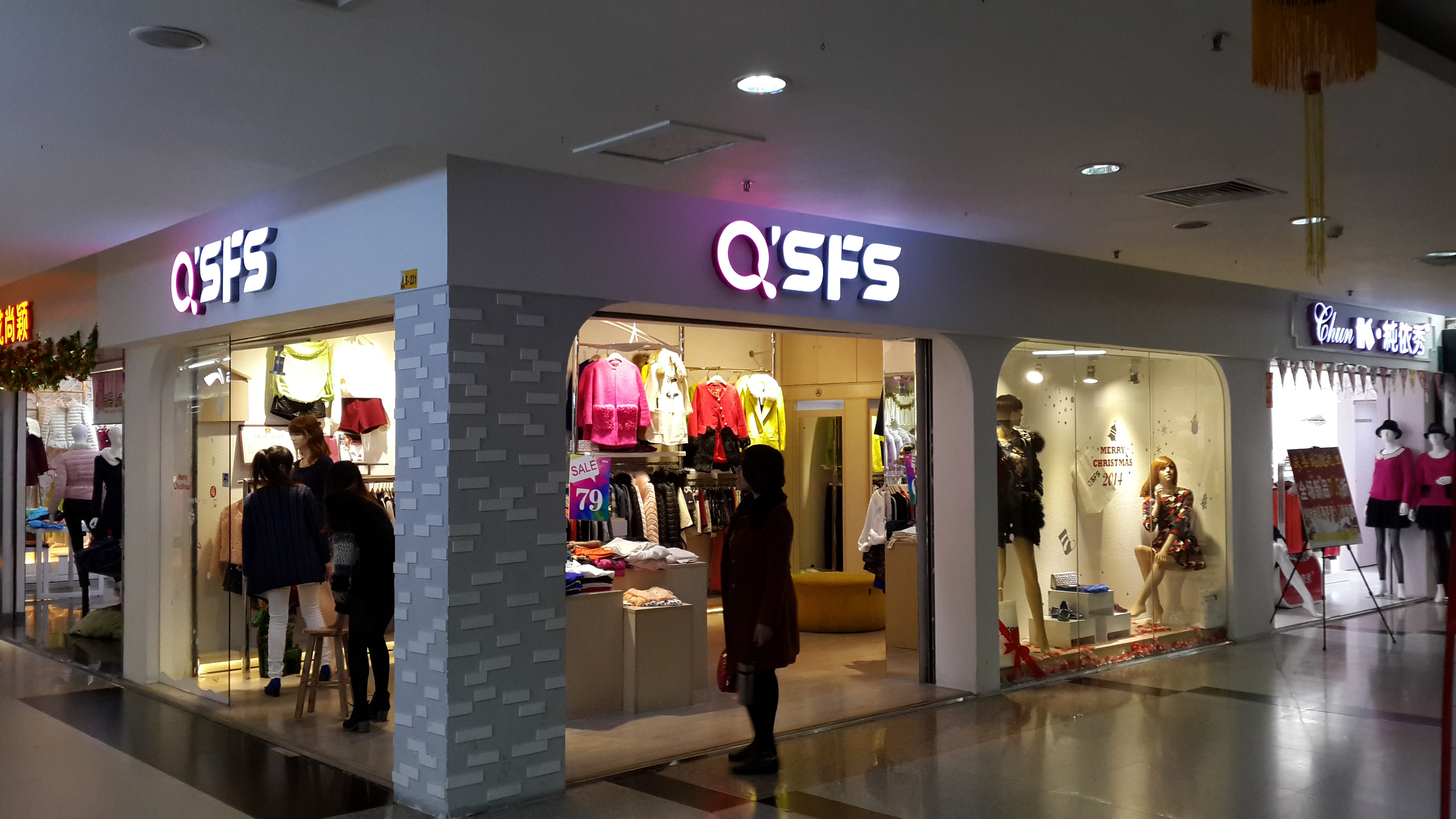 <em>时尚</em>简约黑白风<em>潮流女装店</em>装修60平方-+店铺商
