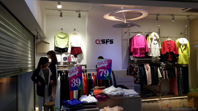 <em>时尚</em>简约黑白风<em>潮流女装店</em>装修 60平方 - 店铺
