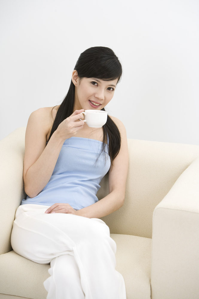 找几张女人喝茶或喝汤的图片