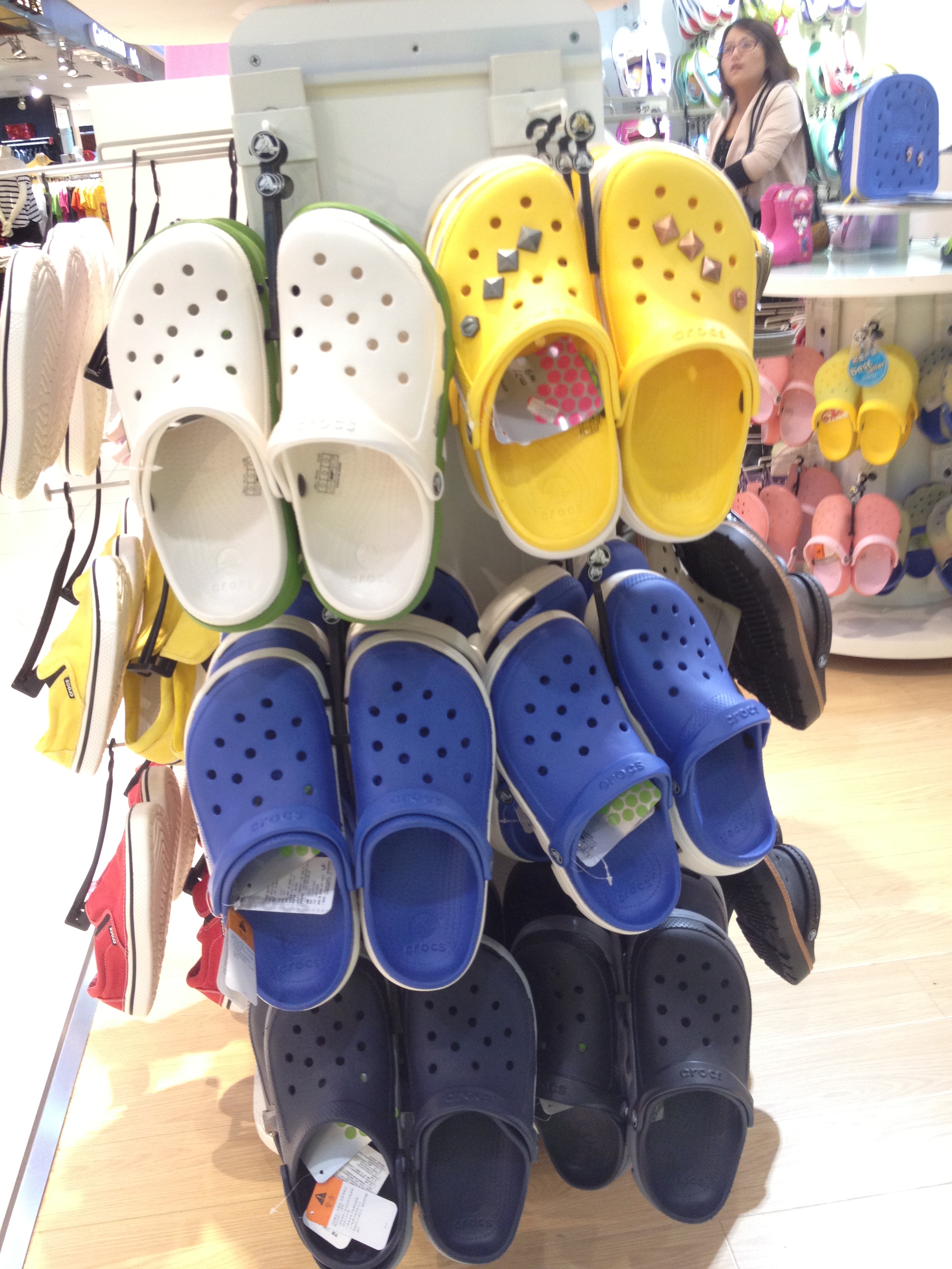 寻找crocs专柜门店的实拍图