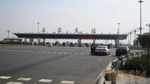 提供石家庄京港澳高速公路石家庄北出口路段广告牌实景照片