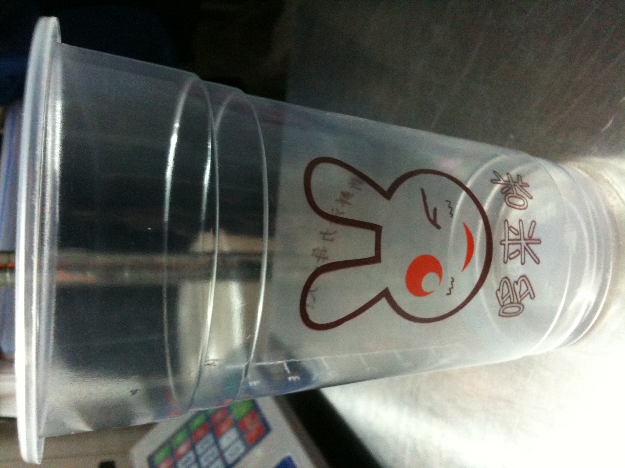 "哆来咪"奶茶店logo及logo在封口膜和杯身上的应用设计