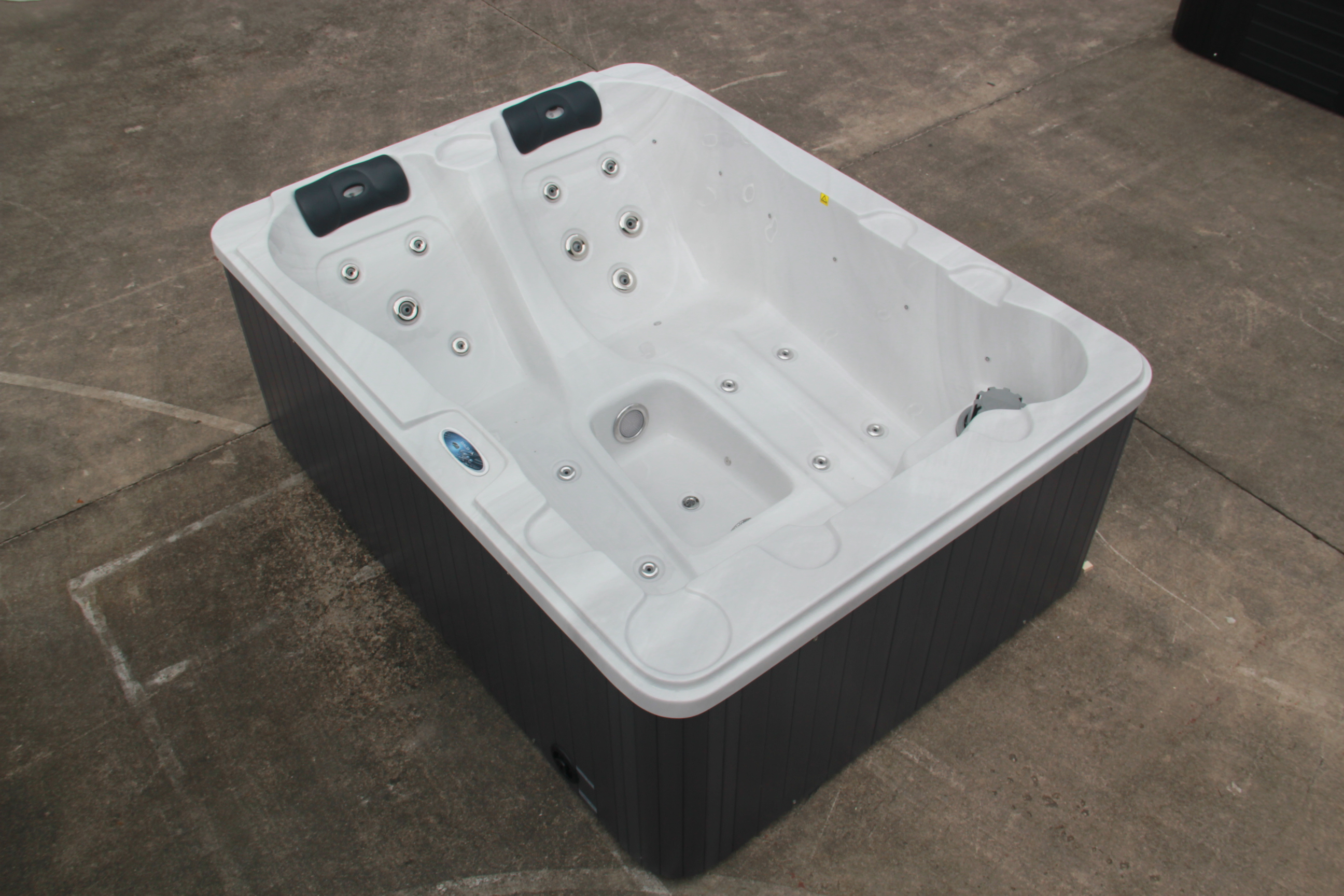 三张户外大浴缸p水蓝色马赛克或者广场砖地平面上