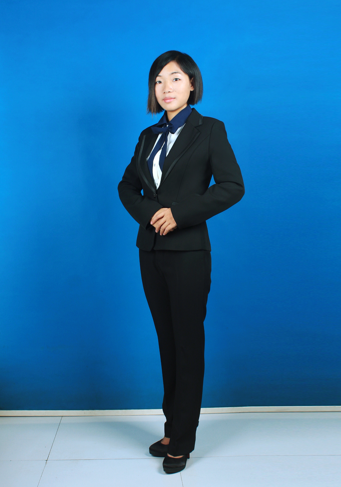 把人物用ps等软件抅出来,加个背景桌面的就更好!用做毕业照.