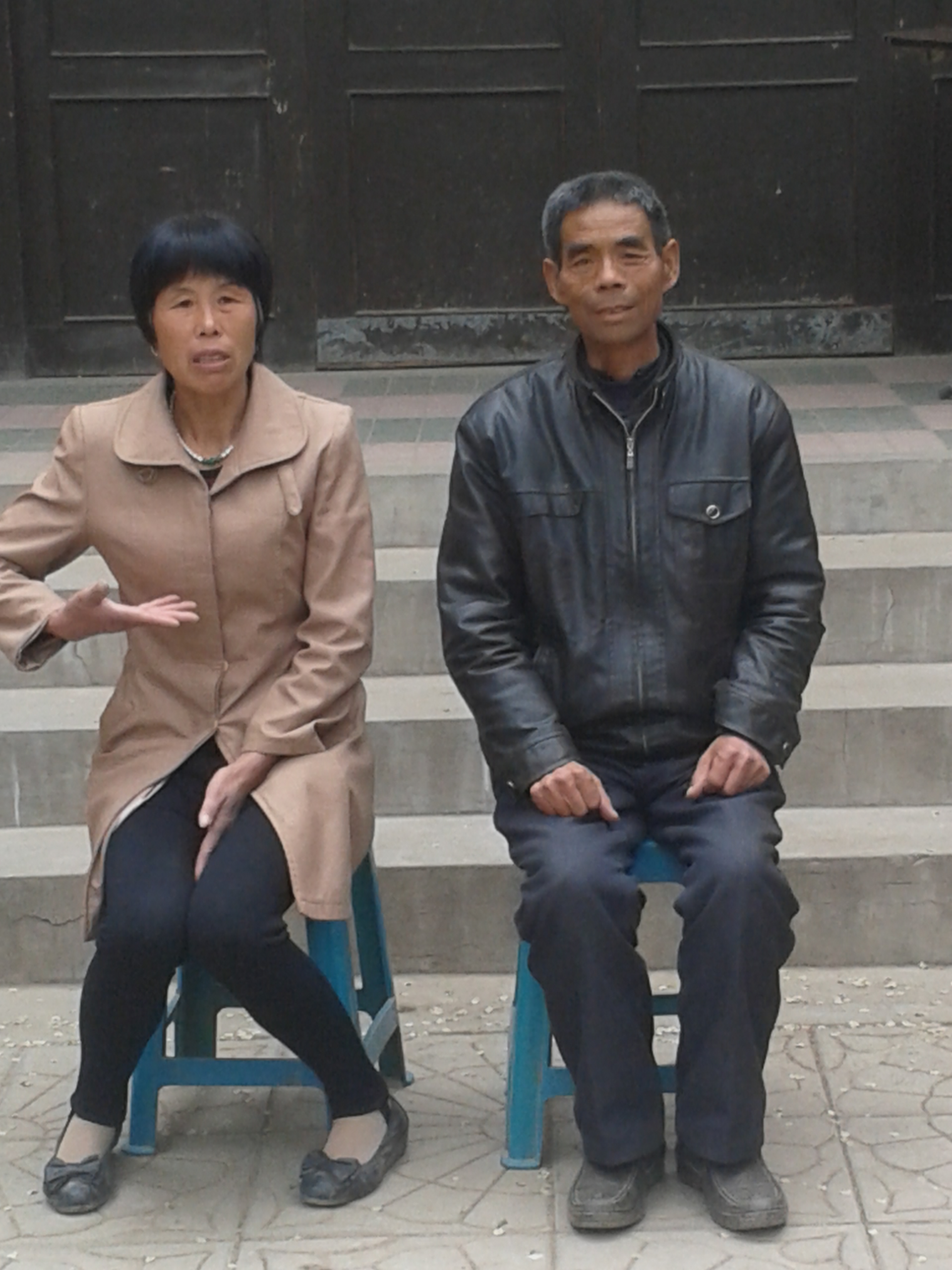 我有一张我父亲的生活照,想把他做成12寸彩色遗像照