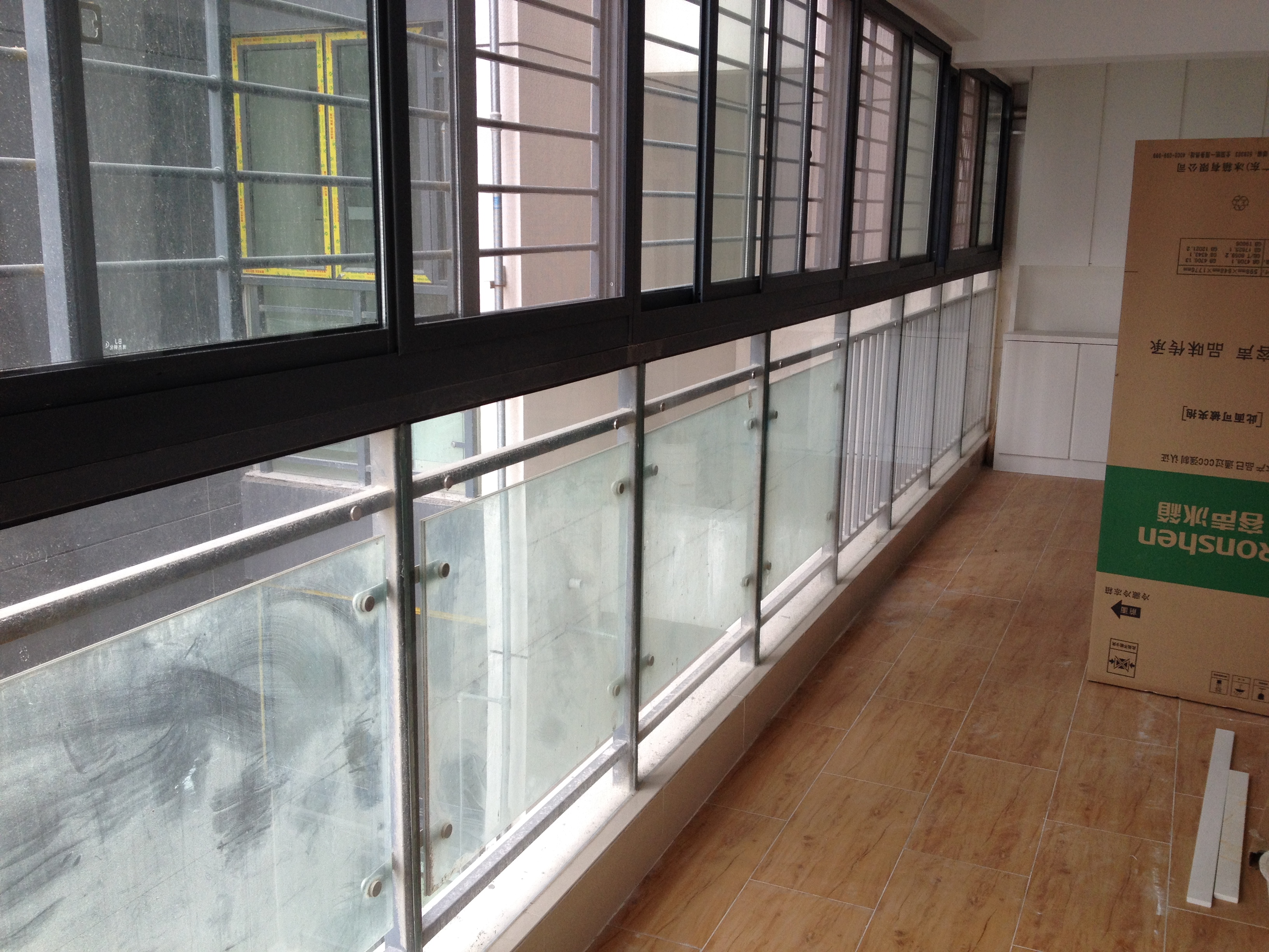 阳台上面玻璃窗贴设计